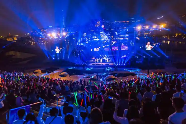在深圳欢乐海岸的南山流行音乐节享受了一场音乐狂欢