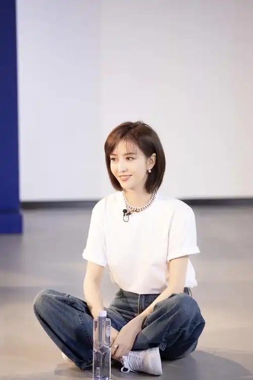 佟丽娅综艺花絮照释出宽松t恤搭配短裤小鸟腿让人羡慕