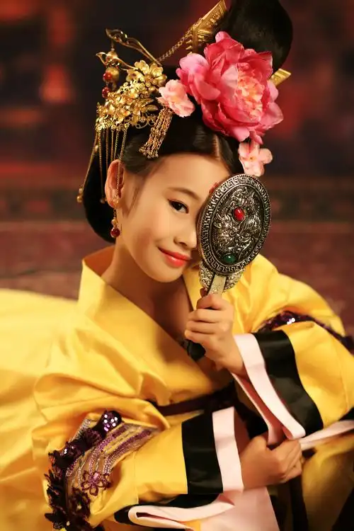 人气小童星何羿霏古装媲美范冰冰被赞00后萌女神