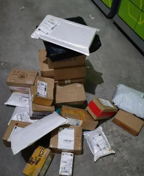 目测有20多个包裹▼今天,杭州一妈妈晒出自己拿到的快递,她说,快递