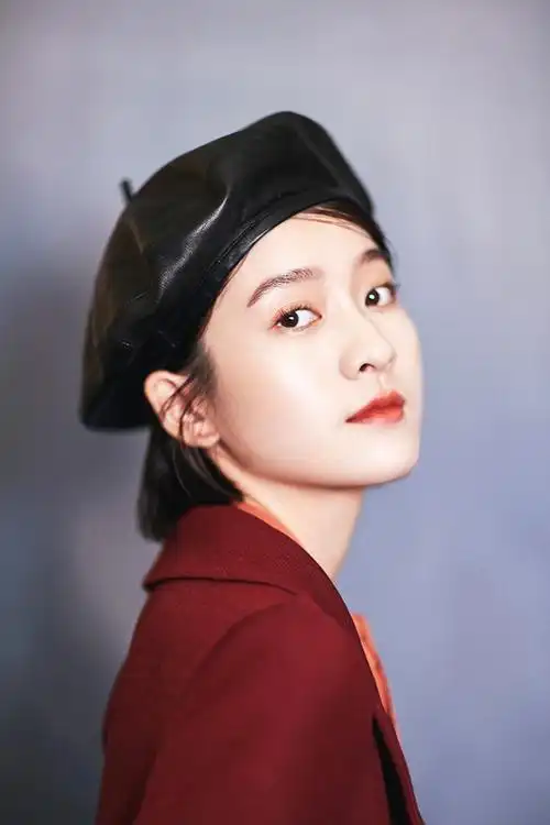 张雪迎出席活动短发贝雷帽上演摩登时尚