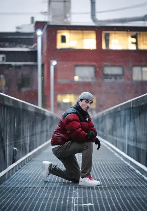 雨雪天单膝下跪帅男图片