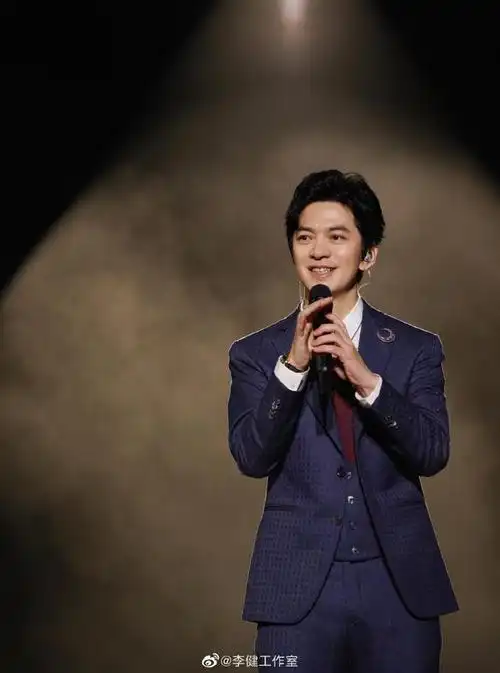 李健在海边办音乐会西装造型儒雅帅气