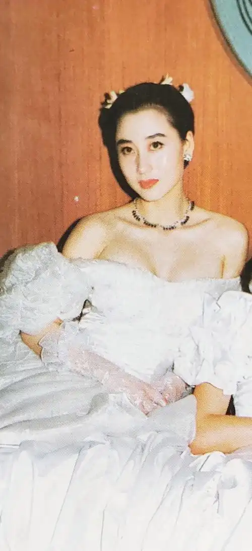 撇开巨乳,利智真的美艳动人吗? - 知乎