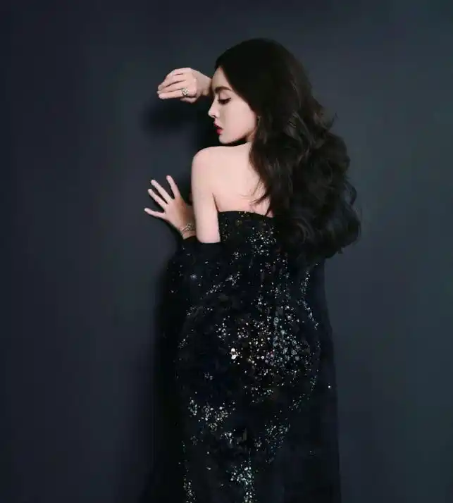 古力娜扎身穿抹胸透视装,宛如一道绚丽的风景线,网友:太美了