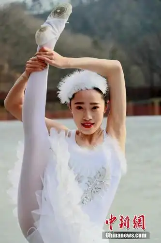 芭蕾舞者露天冰湖上起舞劈一字马