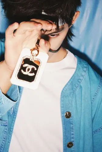 吴磊蓝色纯净大片清爽帅气酷炫狼尾造型搭发带化身热血动漫少年