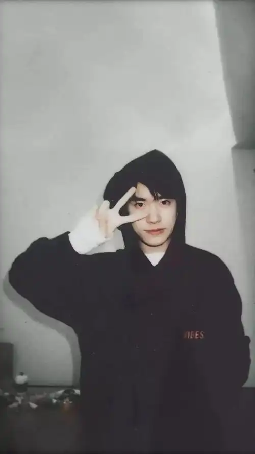 易烊千玺躲陈漫身后自拍暴露千玺从初中到大学的肤色变白过程