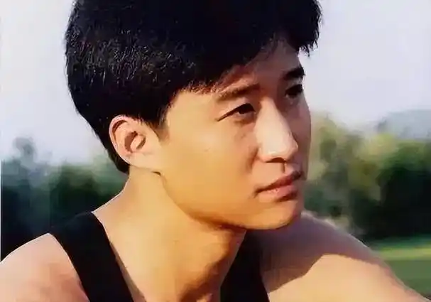 "战狼"吴京:因500万被樊亦敏狠心抛弃,娶谢楠后终获神仙爱情