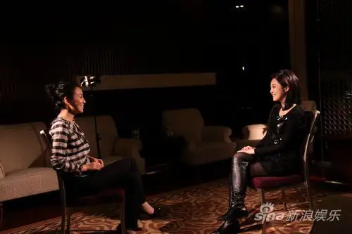 闫妮做客凤凰卫视访谈栏目《名人面对面》