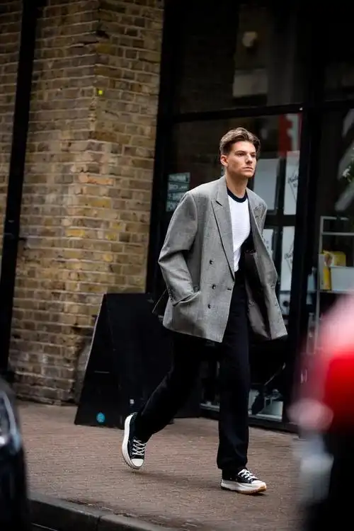 黑色西装裤子搭配什么鞋子好看(宽松半码的休闲西装搭配球鞋)(6)