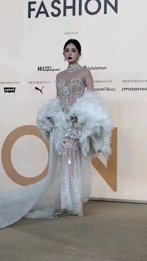 古力娜扎亮相vogue盛典红毯,复古羽毛透视礼服,展现绝美风采_明星
