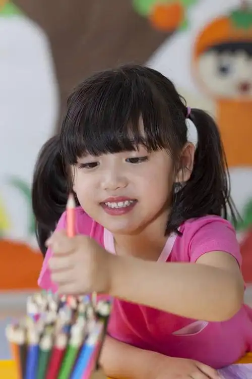 东方人,婴儿,儿童,一个人,站,微笑,竖图,彩色,室内,白天,正面,快乐