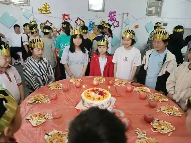 【幸福中原外国语】第328,329,330期学生集体生日留念