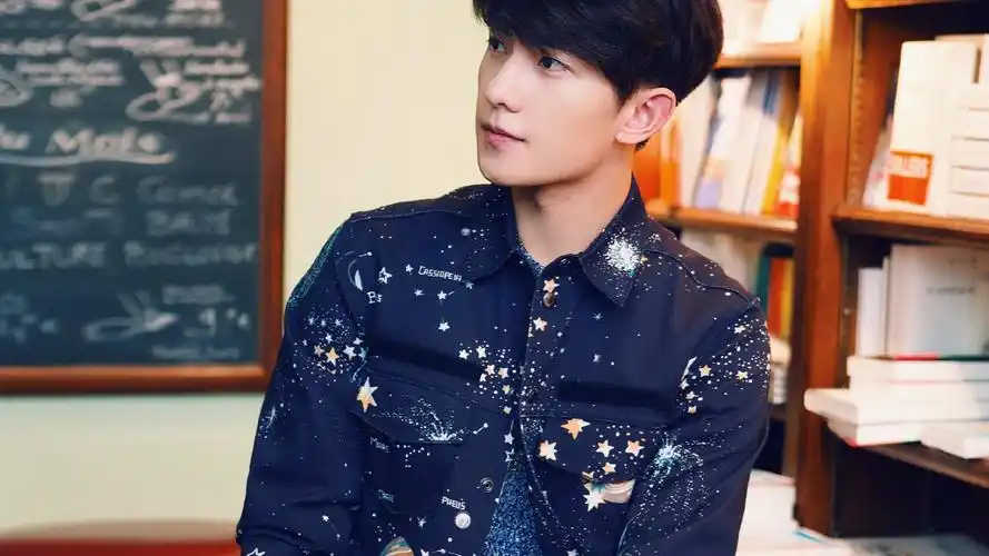 帅气杨洋时尚时装街拍图片桌面壁纸第二辑