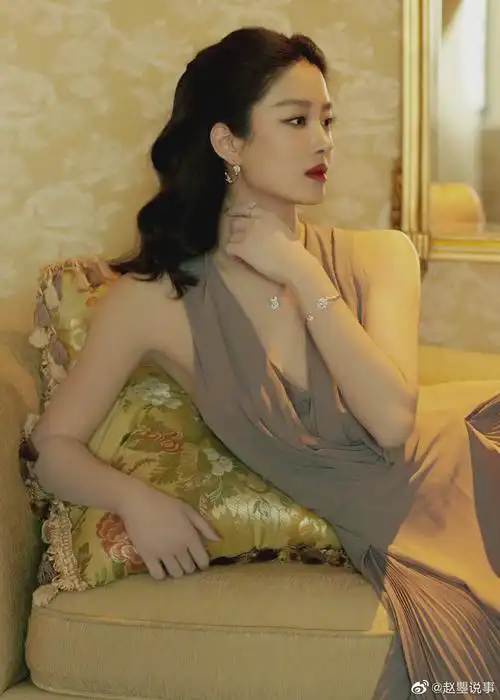 照片中的杨采钰身穿一袭灰色长裙