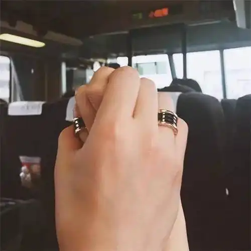 他的朋友圈全都是和她牵手的照片