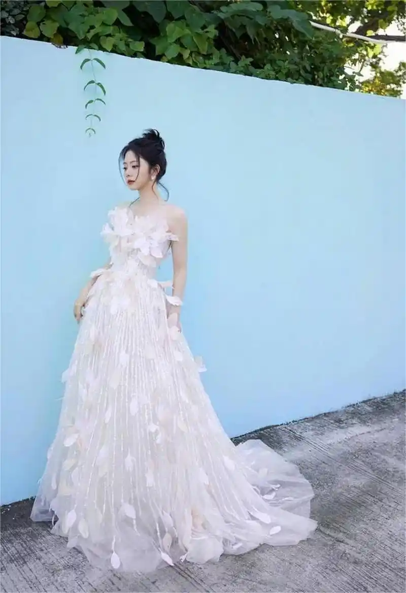 谭松韵穿抹胸羽毛裙路边拍大片,灿烂笑容甜入心扉