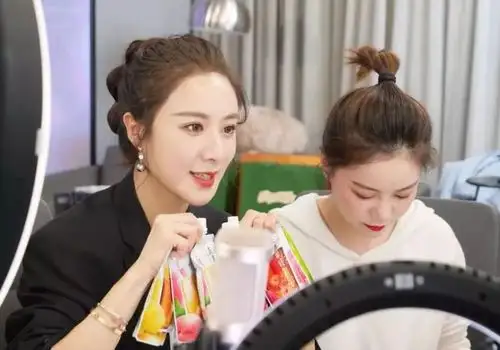 薇娅正在直播介绍产品