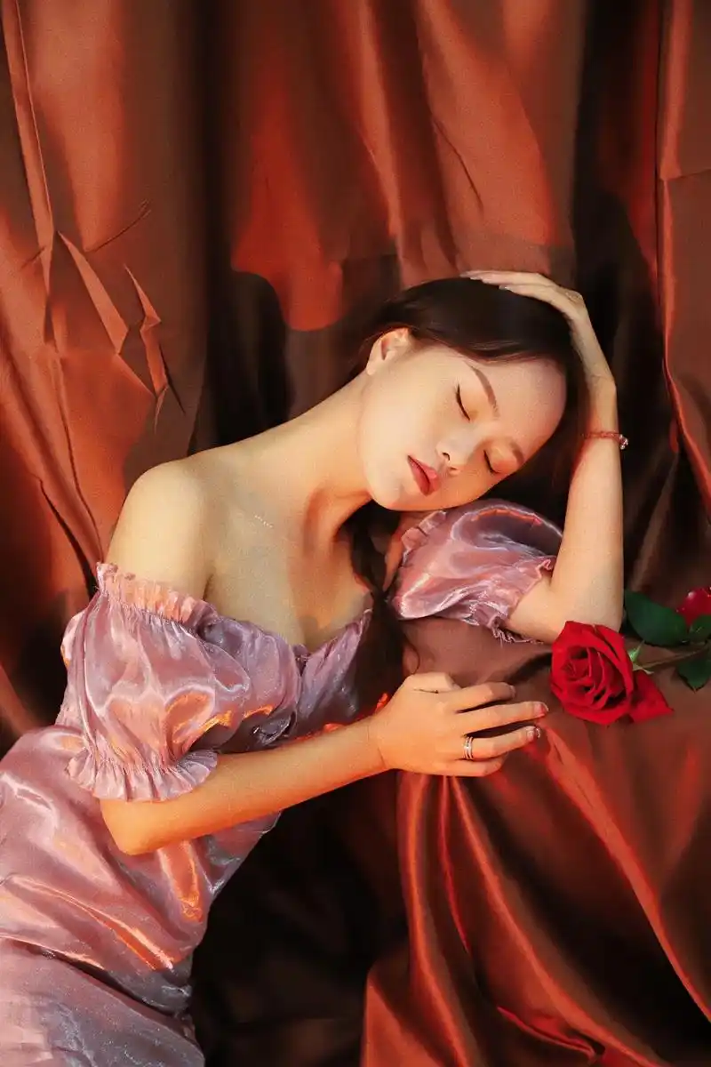 女人过了二十岁,总要带点风情万种 #复古风复古风 #氛围感  - 抖音