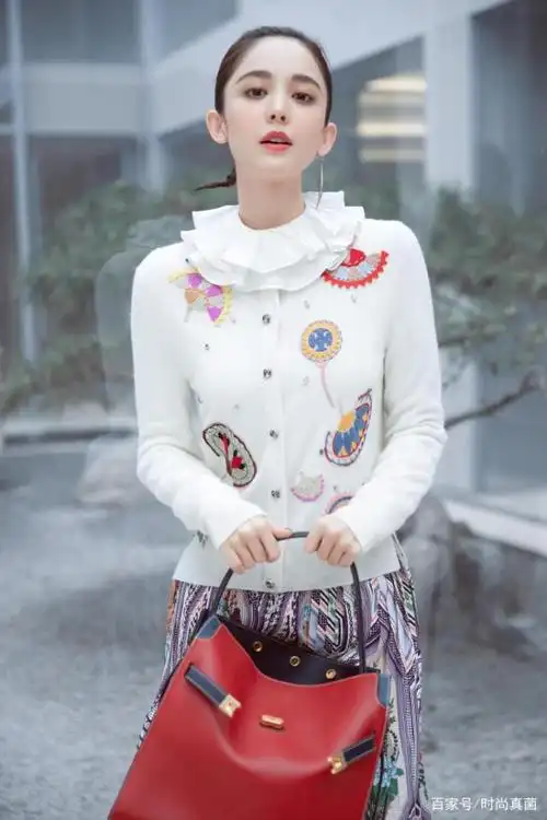 古力娜扎挑战"奶奶装",靠荷叶边减龄十岁,穿出公主范