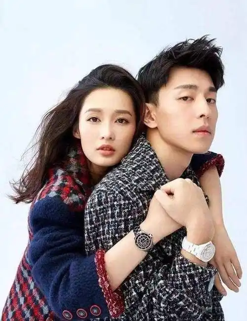 娱记曝当红男星与清纯女星秘恋3年,曾借拍戏摸大腿,邓伦躺枪_李沁