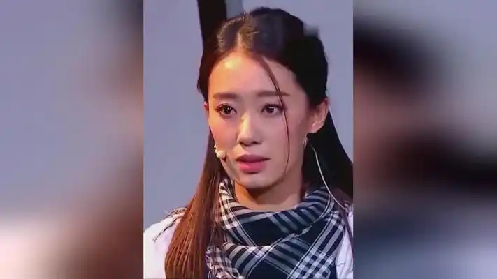 张小斐小品《请回答》,这小品脑洞太大了,看完差点笑