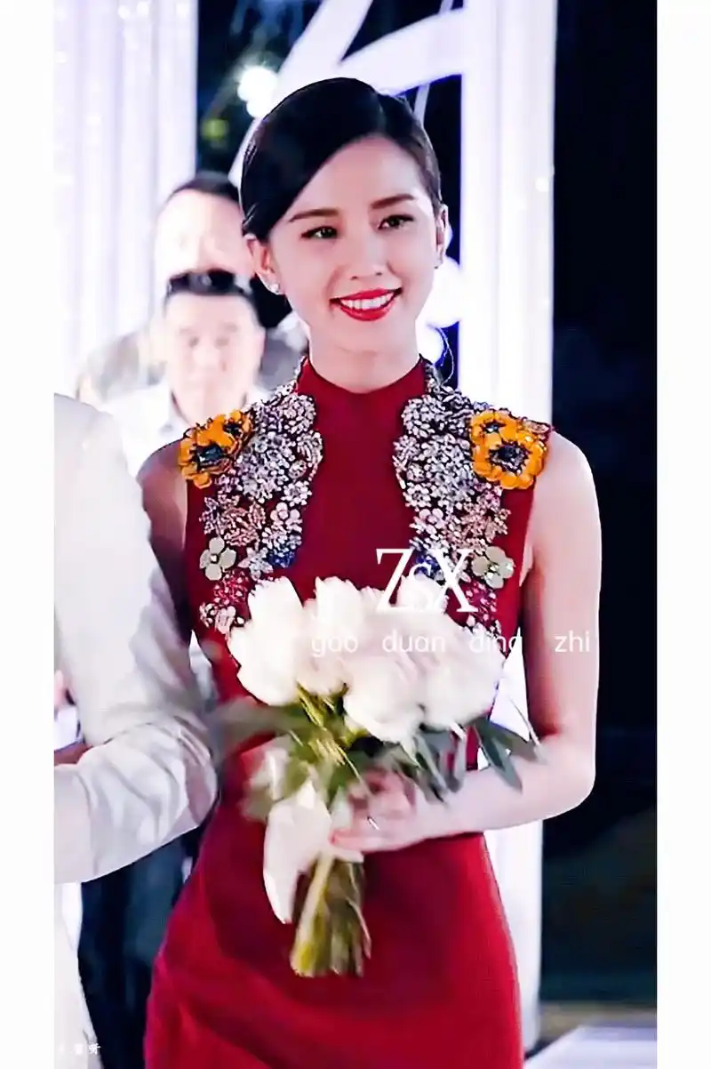 刘诗诗|婚礼晚宴敬酒服98.95红色半高领长裙 97有中式旗 - 抖音