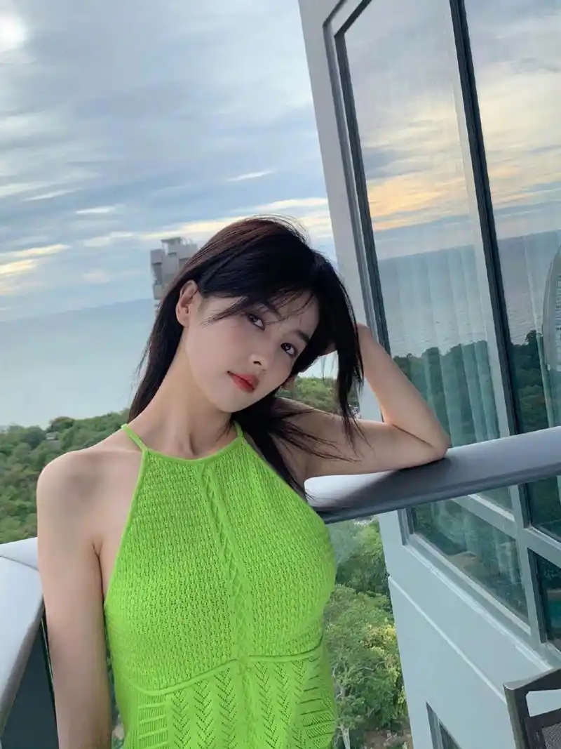 白鹿# 一袭绿色吊带针织衫,肤白貌美的容颜,白皙水嫩的肌肤,窈窕曼妙