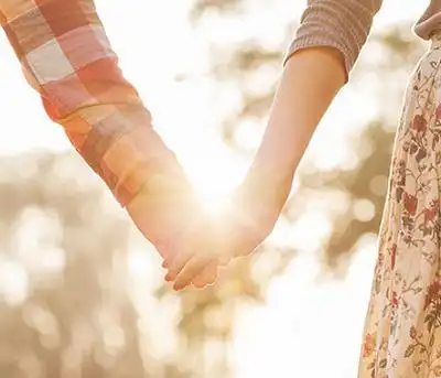 关于情侣表达爱意的句子就这样牵着你的手十指相扣走过春秋大全