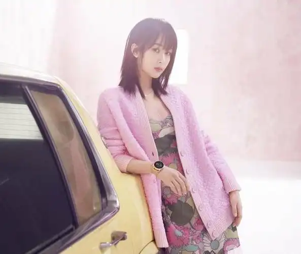 杨紫的夏日时尚穿搭秀一袭淡棕色连衣裙又纯又欲的美人胚子