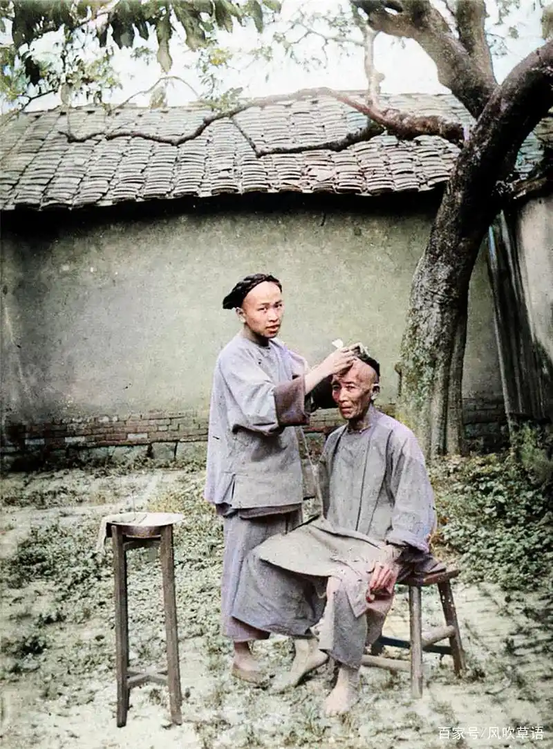 清末福建莆田老照片:贵妇人洗脚有人伺候,小女生自己料理生活