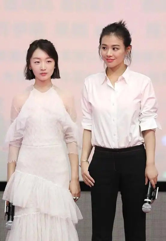 周冬雨与马思纯同框,同是黑白穿搭,风格相差真大,不过都挺美