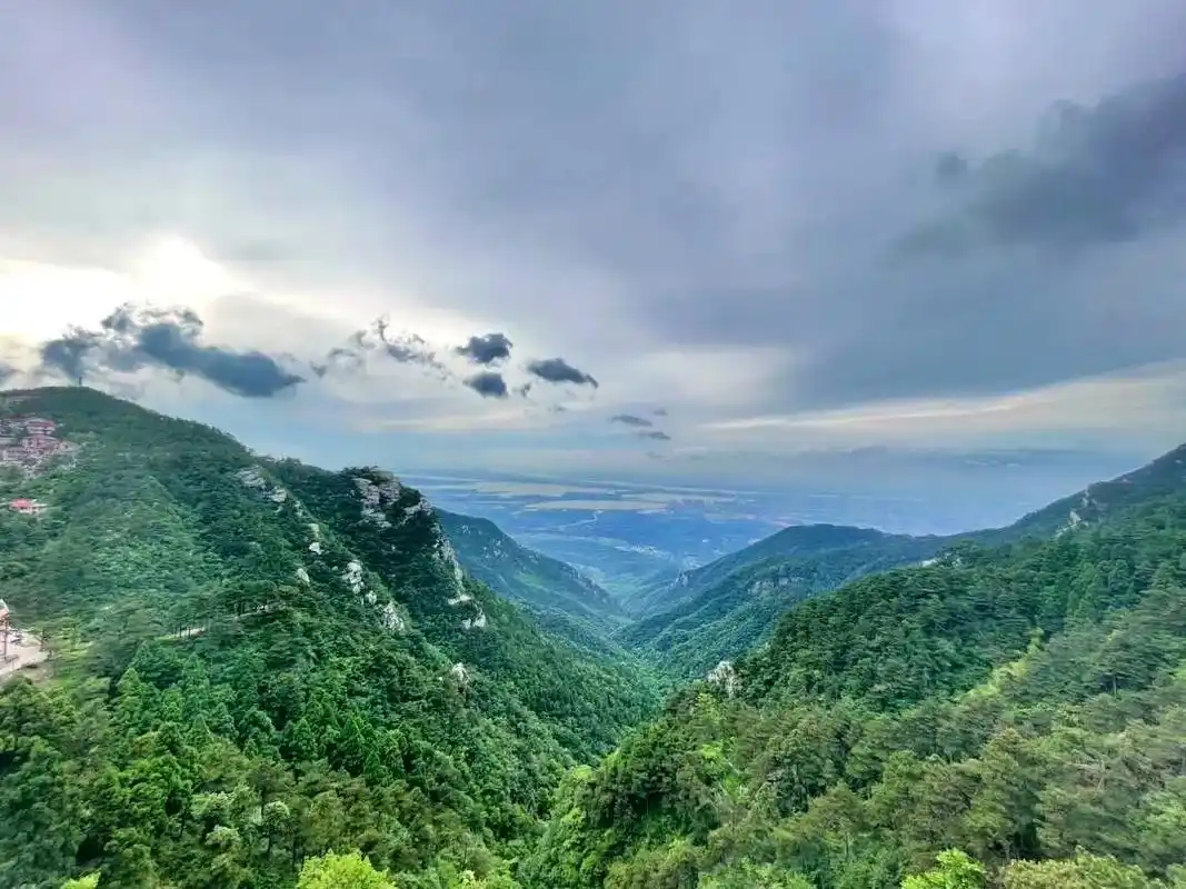山高人为峰."庐山" 一山赛五岳,"黄山"归来不看山.84年 - 抖音