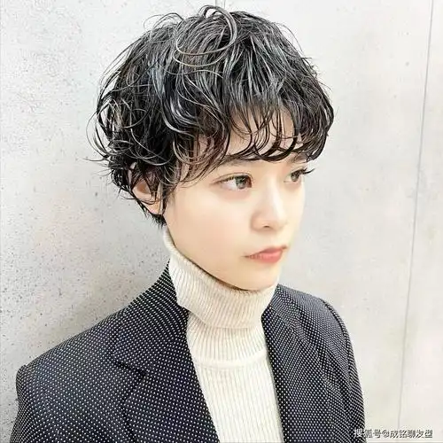 一,短发自然纹理烫发下面就给大家推荐一组好看,时尚,减龄又显