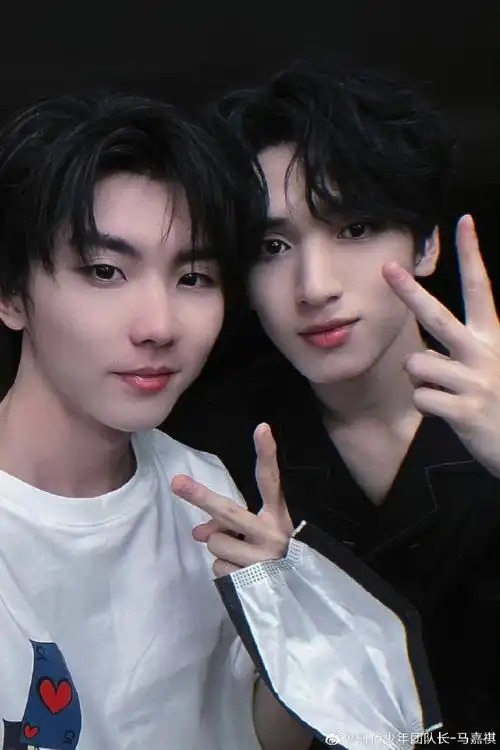 马嘉祺严浩翔生日合照##严浩翔 熠立二十与光冠冕