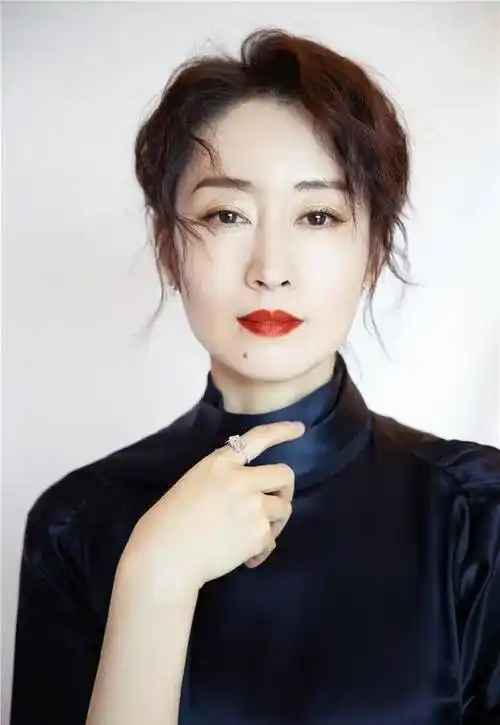 "中年逆袭"的刘敏涛,时尚貌美事业有成,爱情来临那是理所当然_红色