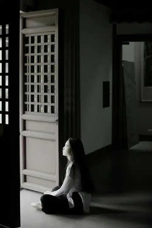 摄影 《独处》 写美篇有时候 生活只是一个人的事情 和任何人无关 爱