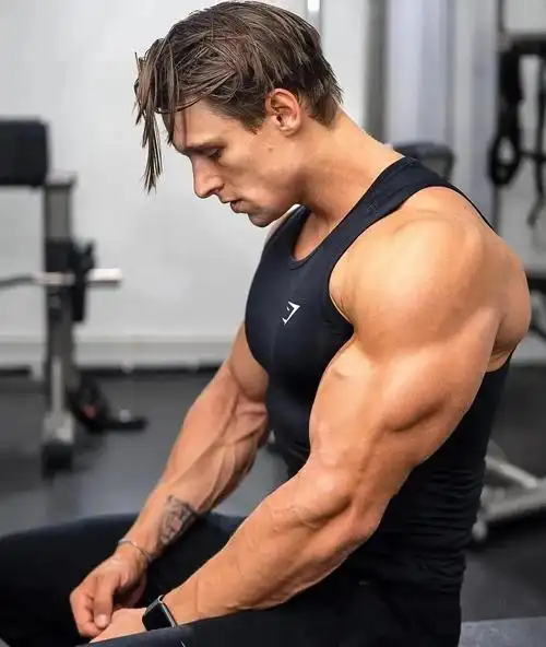 军人和撸铁肌肉男,肌肉形态会有什么差别?运动方式很关键