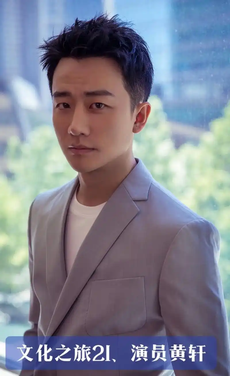 明明可以靠颜值,可偏偏书法写如此胸魂飘逸.#黄轩甘肃人,很小 - 抖音