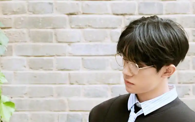 电脑壁纸 明星 大陆明星 易烊千玺青春洋溢活力帅气写真