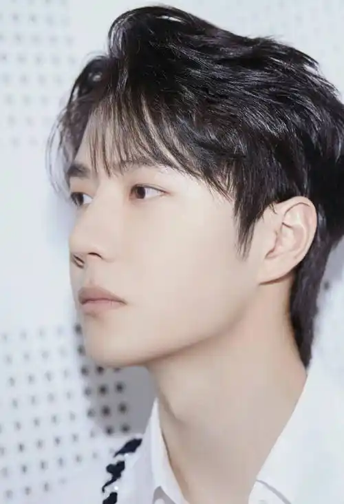 男星王一博时尚写真:阳光帅气,气宇轩昂