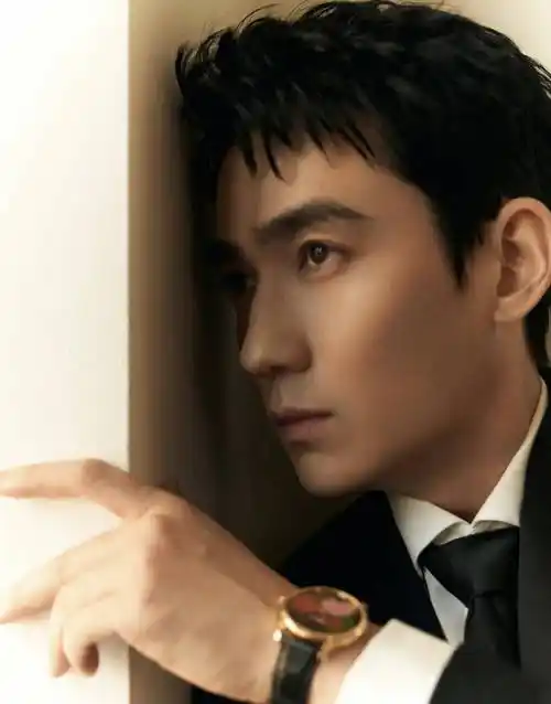 男星朱一龙时尚写真:温文尔雅,风度翩翩