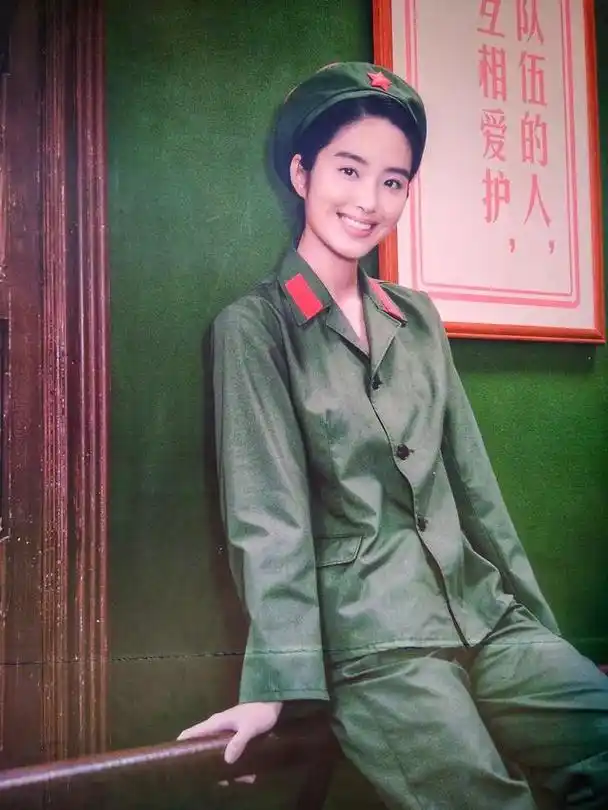 1/ 12 杨采钰参与了冯小刚导演的电影芳华,在剧中的造型十分复古.