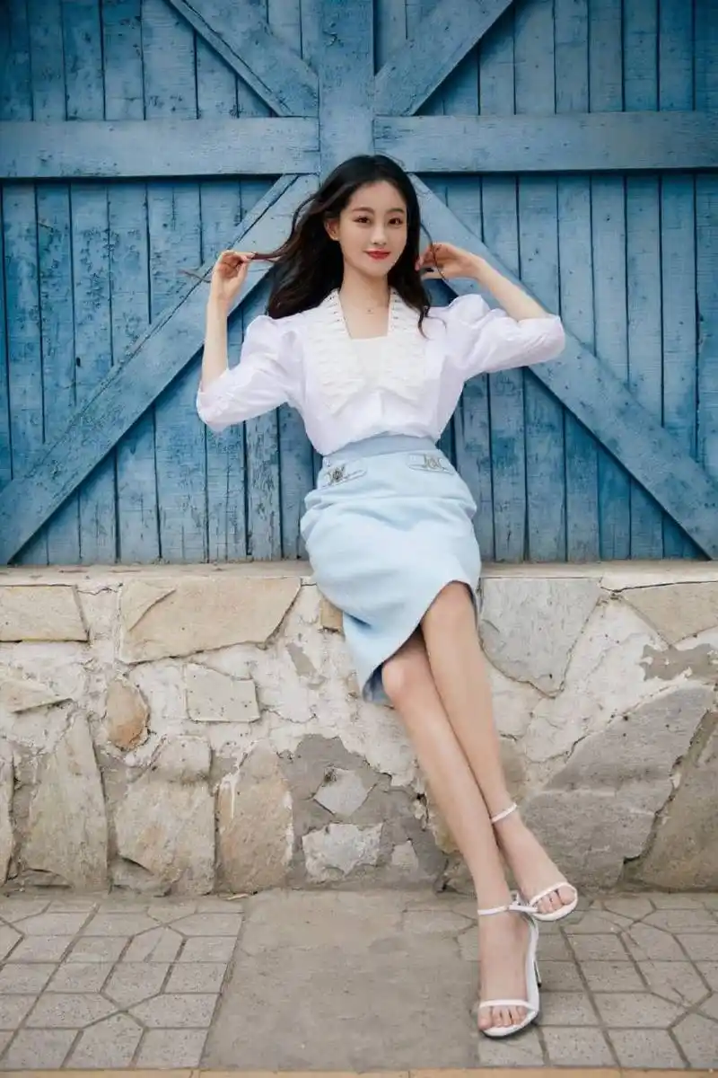 祝绪丹的白色一字带高跟鞋,如同清晨的露珠,晶莹剔透,每一步都充满了