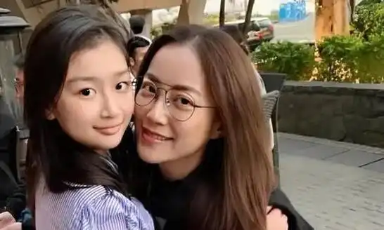 霍汶希一手捧红谢霆锋39岁未婚生女她的故事远比想象中精彩