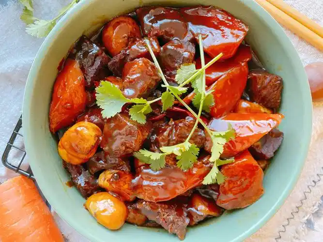 年夜饭之红烧牛肉,掌握3个技巧,做好的肉颜色红亮,软糯不塞牙_胡萝卜