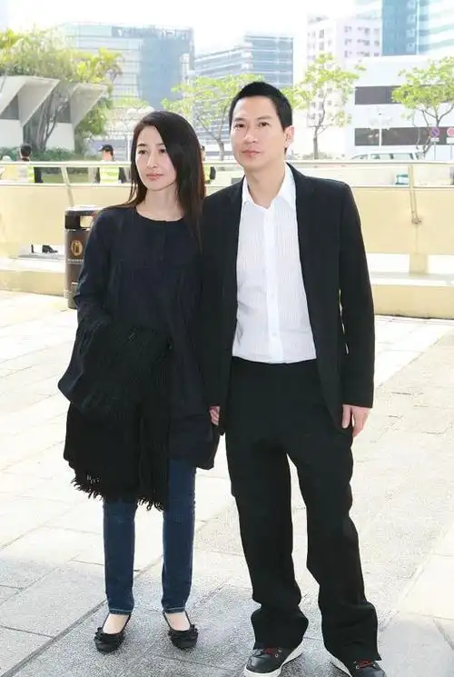 关咏荷素颜看着更像小姑娘和张家辉牵手看着好甜蜜真幸福