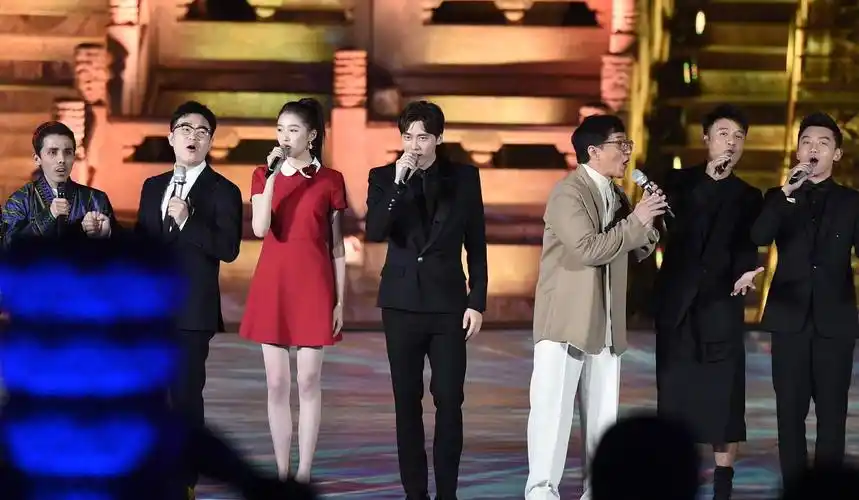 当关晓彤再遇男神李易峰,两人近距离同台女方小动作不断