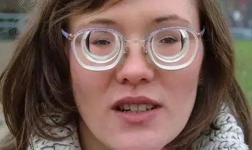 看看2000度眼镜片有多厚